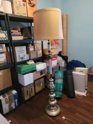 Lámpara de pie con pantalla beige