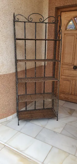 Scaffale in ferro battuto e vimini