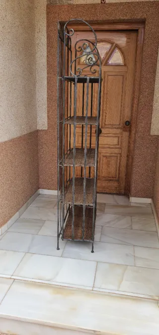 Scaffale in ferro battuto e vimini