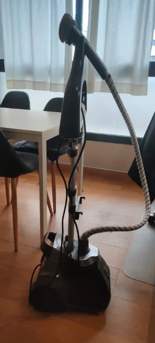 Plancha de vapor vertical Rowenta, como nueva.