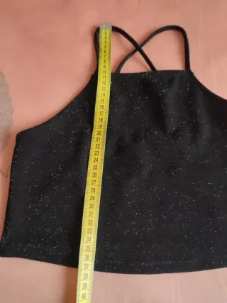 Top crop brillante Stradivarius negro