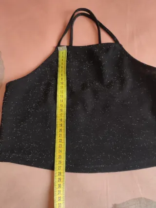 Top crop brillante Stradivarius negro