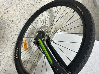 Bicicleta de Montaña Verde. Es una merida BIG 9