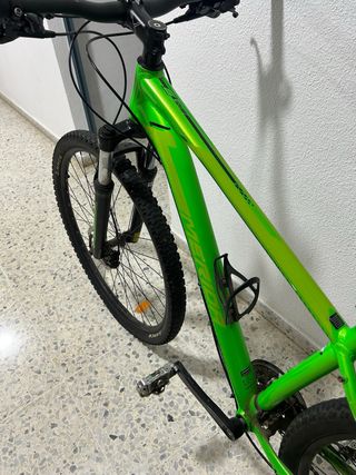 Bicicleta de Montaña Verde. Es una merida BIG 9