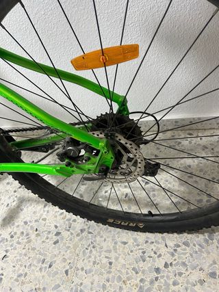 Bicicleta de Montaña Verde. Es una merida BIG 9