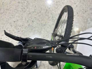 Bicicleta de Montaña Verde. Es una merida BIG 9