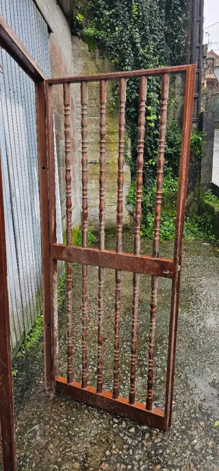 Puerta de hierro con barrotes