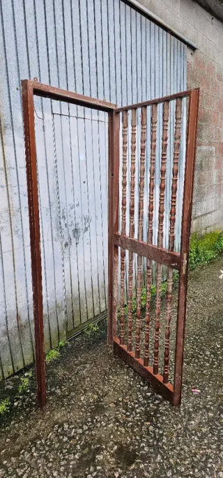 Puerta de hierro con barrotes