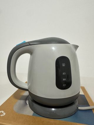 Hervidor de agua gris y negro