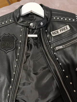 Cazadora efecto piel negra rockera