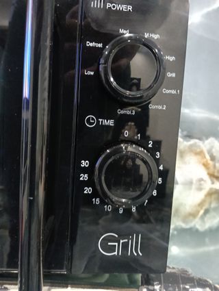 MICROODAS CON GRILL POTENTE 700W+900W 20Lts NEGRO