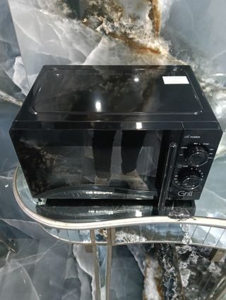 MICROODAS CON GRILL POTENTE 700W+900W 20Lts NEGRO