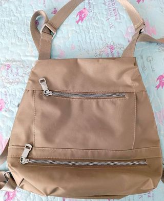 Mochila nailon beige 4 departamentos externos