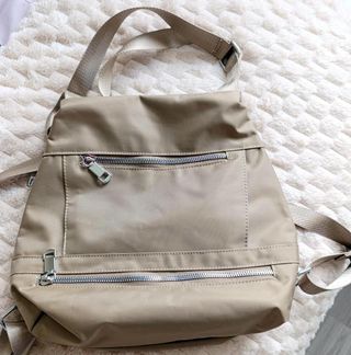 Mochila nailon beige 4 departamentos externos