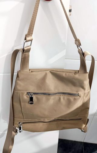 Mochila nailon beige 4 departamentos externos