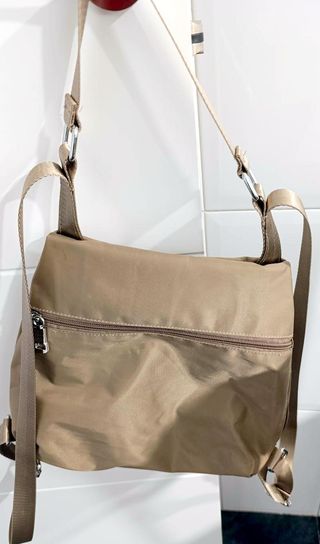 Mochila nailon beige 4 departamentos externos