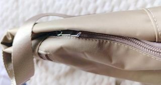 Mochila nailon beige 4 departamentos externos