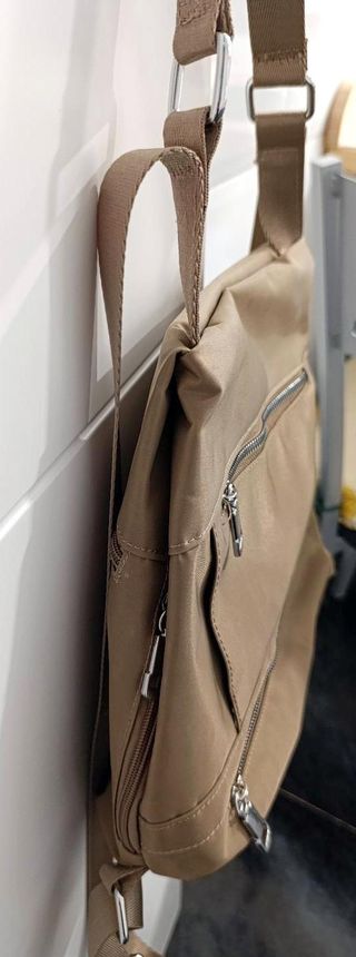Mochila nailon beige 4 departamentos externos