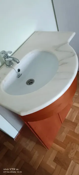 Mueble de baño madera cerezo y mármol