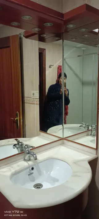 Mueble de baño madera cerezo y mármol