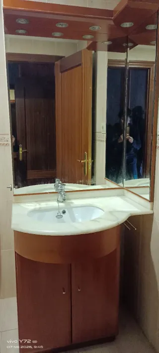 Mueble de baño madera cerezo y mármol