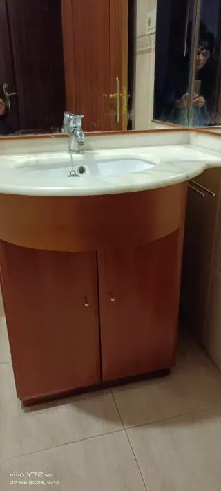 Mueble de baño madera cerezo y mármol