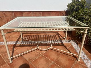 Mesa de centro de forja y ropa camilla.