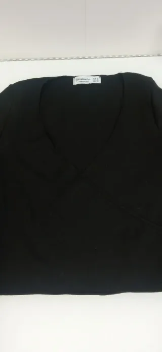 Top negro manga larga escote pico, tejido elastico