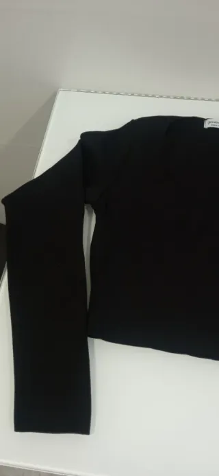 Top negro manga larga escote pico, tejido elastico