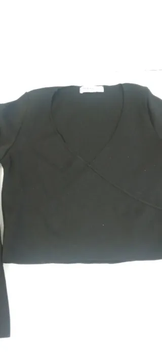 Top negro manga larga escote pico, tejido elastico