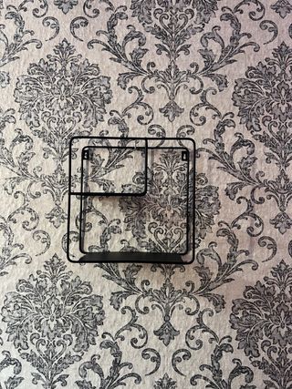 Estantería de pared metálica negra