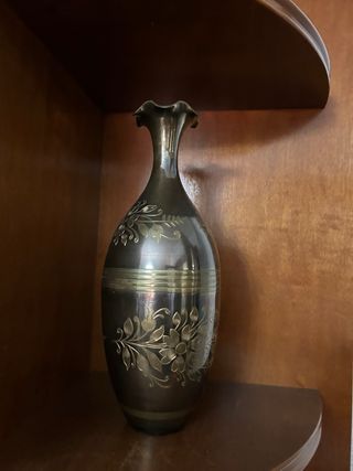 Jarrón antiguo metal dorado y marrón