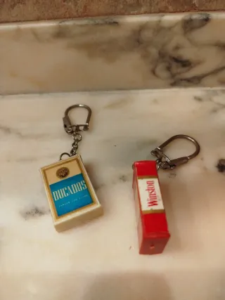Coleccionismo 2 llaveros paquetes de cigarrillos
