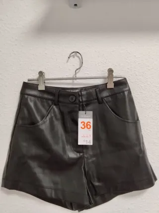 Pantalón corto efecto piel Primark talla 36.