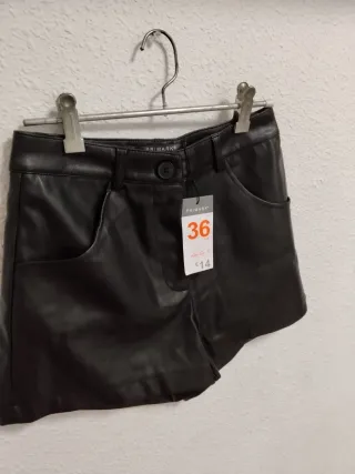 Pantalón corto efecto piel Primark talla 36.