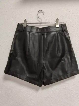 Pantalón corto efecto piel Primark talla 36.