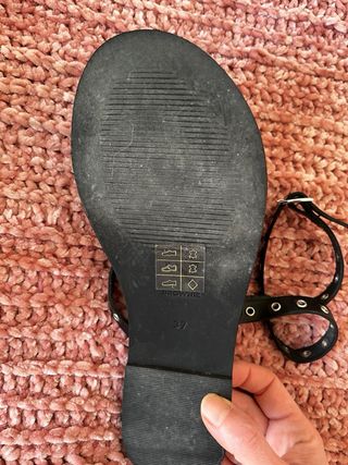 Sandalias negras con ojales