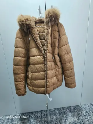 Abrigo acolchado con capucha y pelo