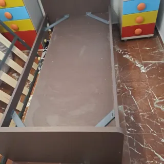 Estructura de cama de madera y metal