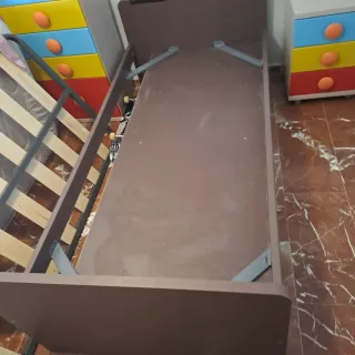 Estructura de cama de madera y metal