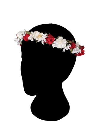 Corona de flores roja y blanca