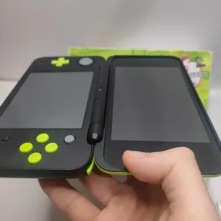 New Nintendo 2DS XL Mario Kart 7 Bundle