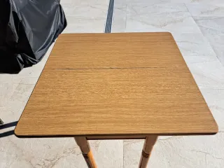 Mesa de madera marrón