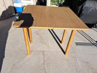 Mesa de madera marrón