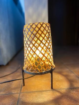 Lámpara de mesa bambú y metal