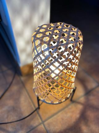 Lámpara de mesa bambú y metal