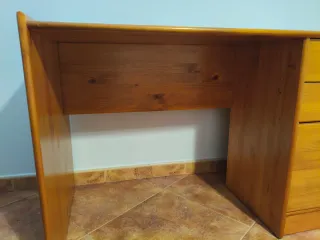 Escritorio de madera con cajones.