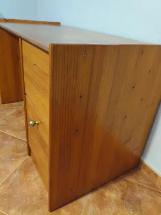Escritorio de madera con cajones.