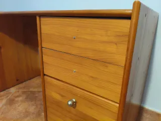 Escritorio de madera con cajones.