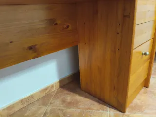 Escritorio de madera con cajones.
